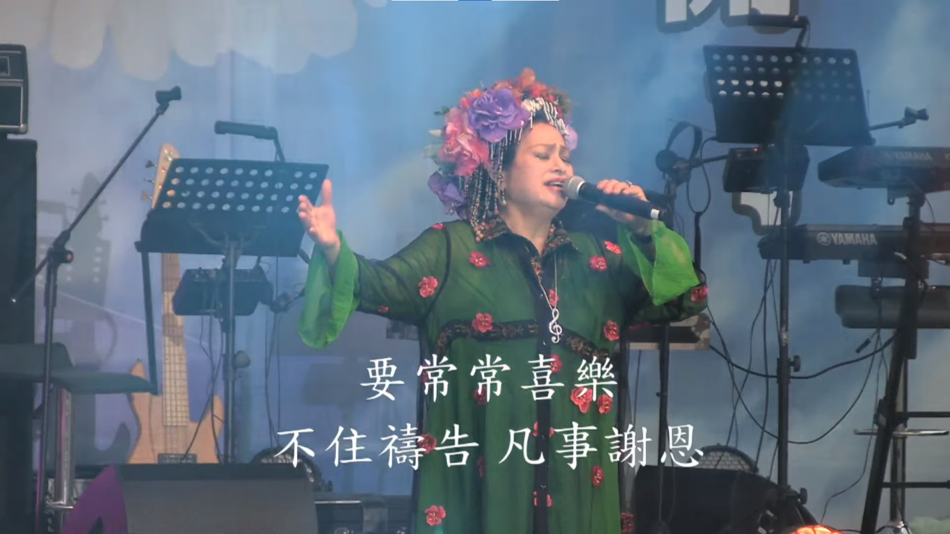 雅歌宣教中心溫梅桂牧師為台視第一屆五燈獎歌唱大賽五度五關最高榮譽獎得主。(翻攝YouTube@CWCA 台灣亞洲基督教會直播)